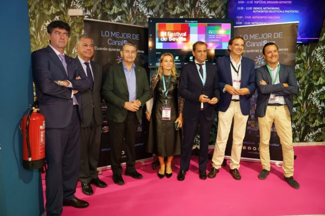 📺 Tour Zona Demo

✅ Antonio Sanz (Consejero de Presidencia de la @andaluciajunta), Matías González (Secretario General de Telecomunicaciones y Ordenación de los Servicios de Comunicación Audiovisual) y José Luis Sanz (Alcalde de Sevilla) participaron en el tour por la zona demo de la 4K HDR Summit.

#4K #8K #tv #UHD #Technology #4KHDRSummit #Audio #video #Streaming #Tech #Sevilla #Spain